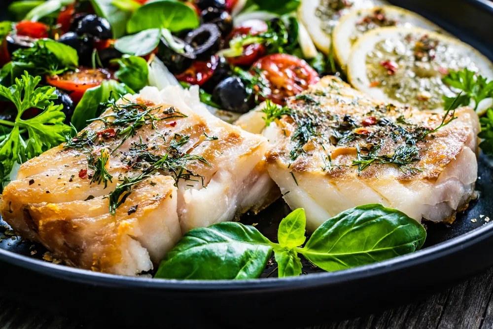 Foto referencial de pescado del día con ensalada